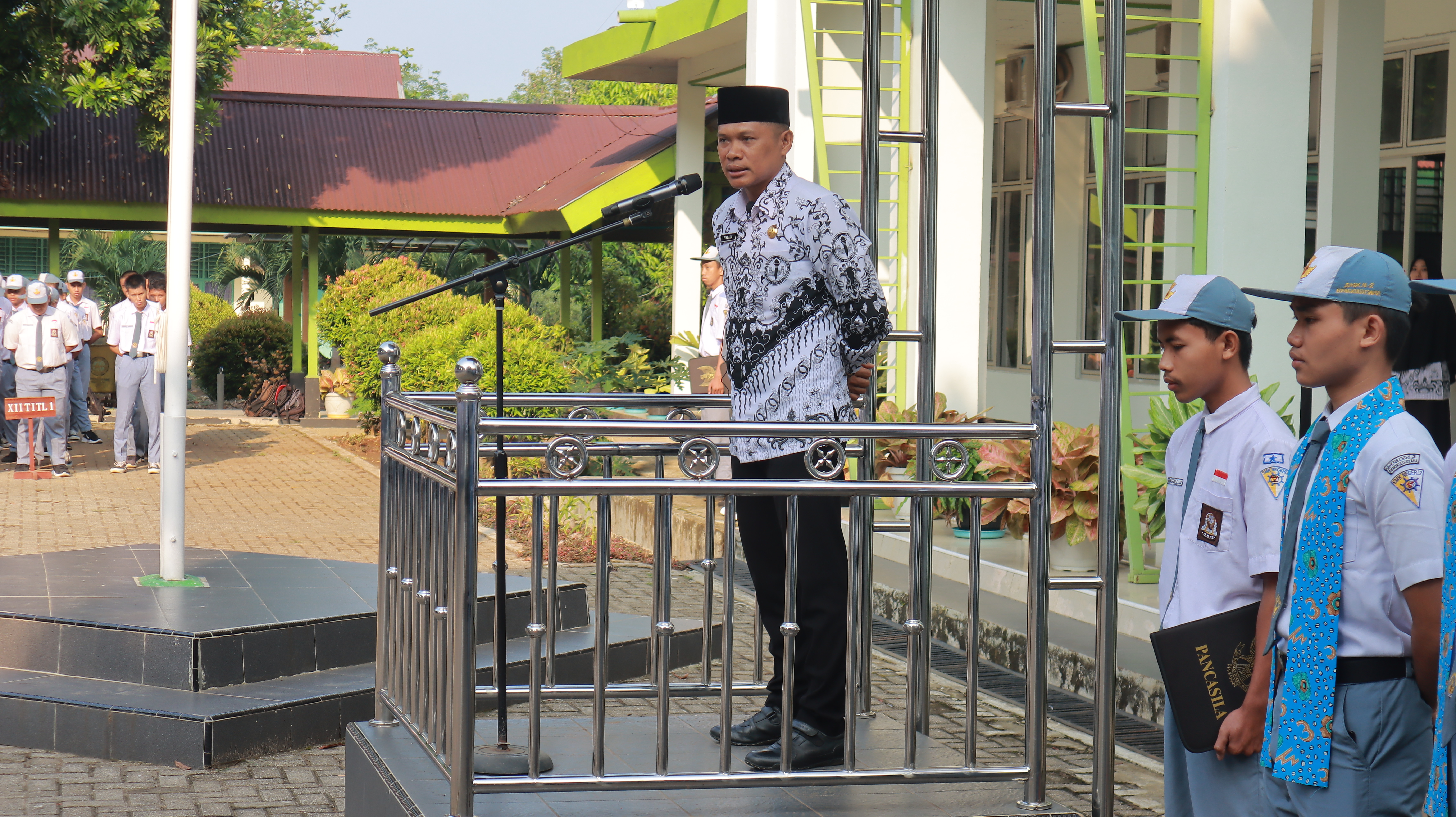 Upacara Bendera di Sekolah