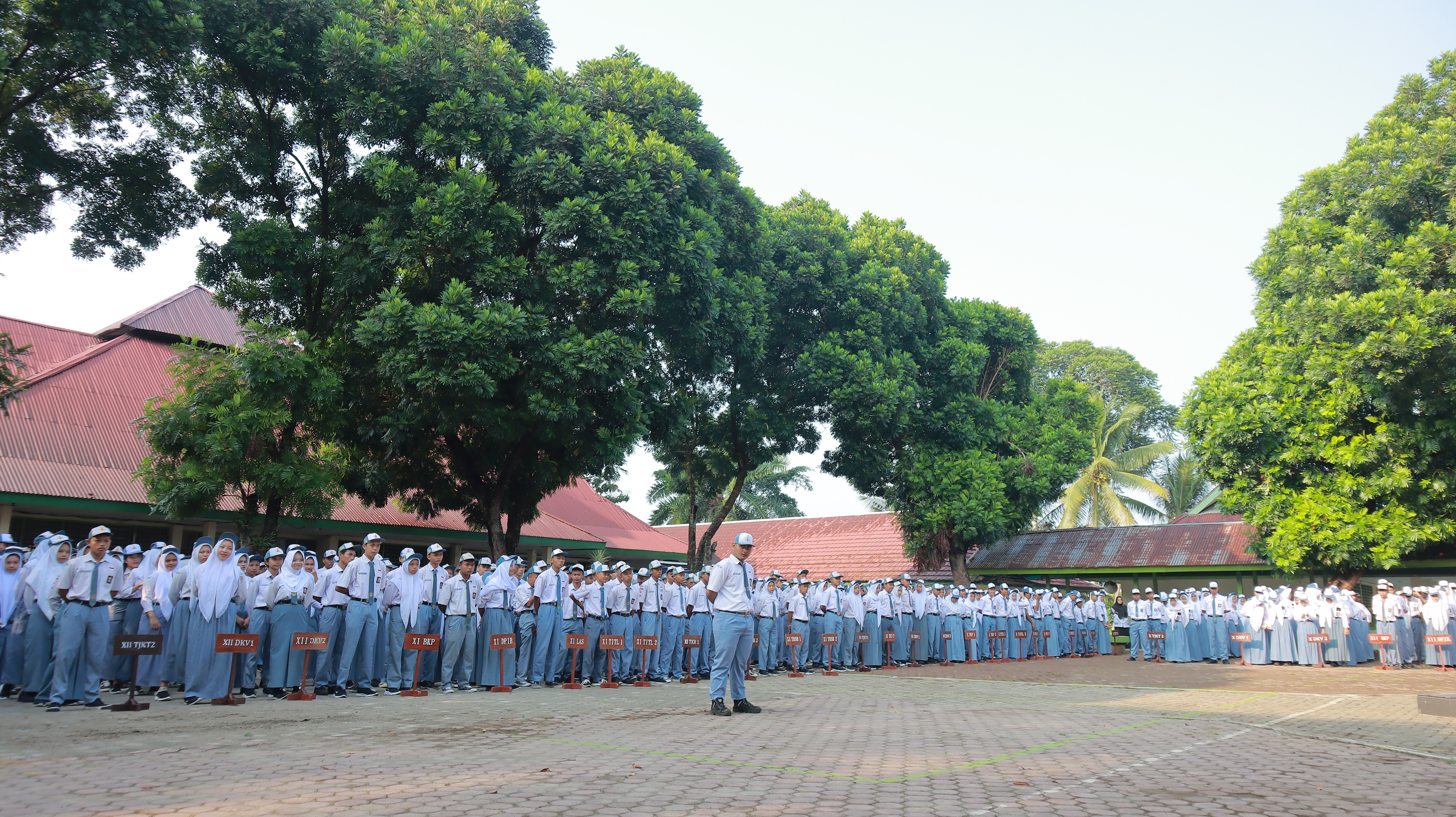 Upacara Bendera di Sekolah